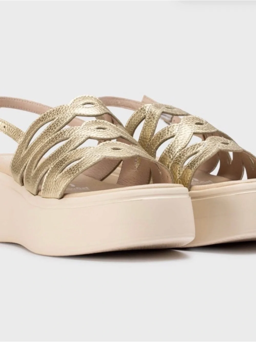 Wonders Metallic Gold Woven Platform Sandals - Women